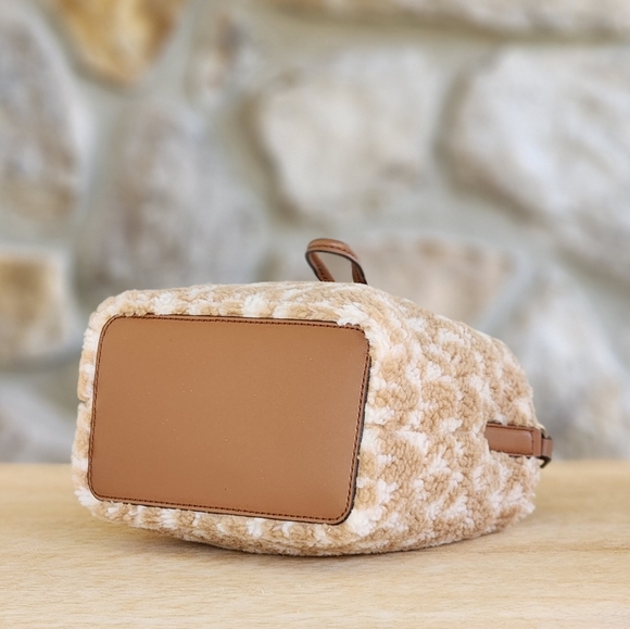 Michael Kors Suri Bucket Logo SM Bucket Crossbody - Picture 4 of 8